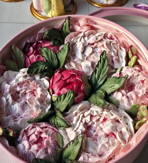 Зефирные цветы в шляпной коробке